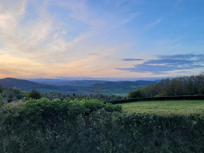 Aderyn Pod, Guilsfield, Powys, hot tub, countryside views, romantic, family-friendly, stylish, 1 bed