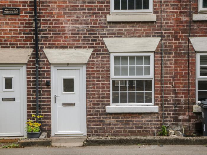 The Snug in Duffield, Derbyshire. Open-plan. Woodburning Stove. Close to amenities. Beautiful views.