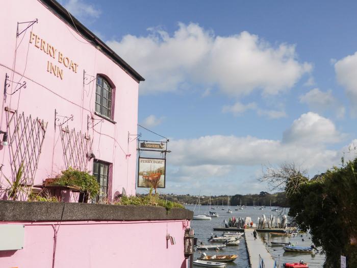 Greenslades View is in Dittisham, Devon. Couple's retreat overlooking River Dart. Romantic. Stylish.