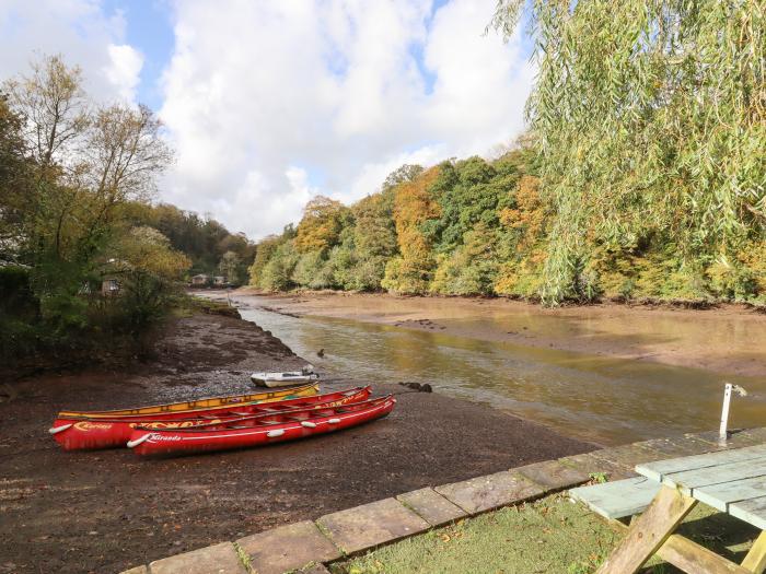 Greenslades View is in Dittisham, Devon. Couple's retreat overlooking River Dart. Romantic. Stylish.