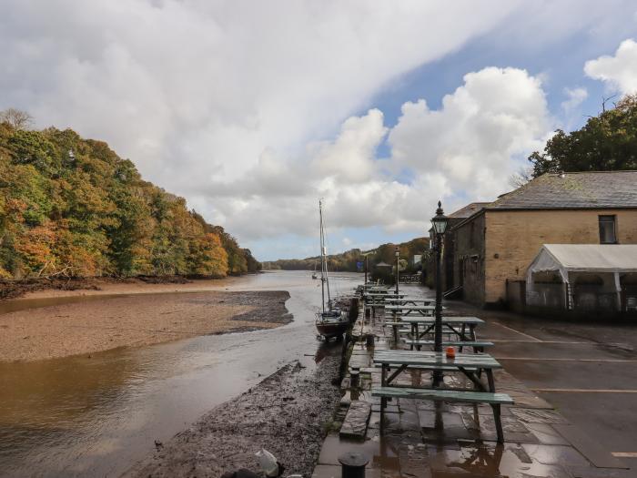 Greenslades View is in Dittisham, Devon. Couple's retreat overlooking River Dart. Romantic. Stylish.