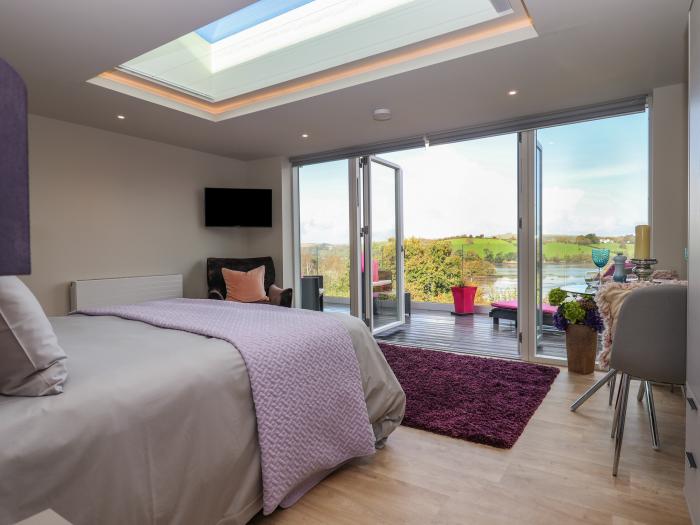 Greenslades View is in Dittisham, Devon. Couple's retreat overlooking River Dart. Romantic. Stylish.