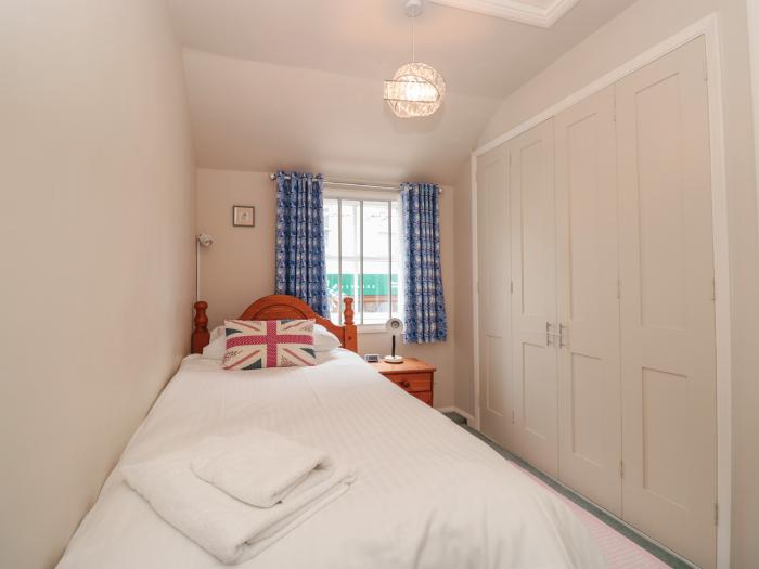 Topside, Salcombe, Devon. Four bedrooms. Swimming pool. Terrace garden. Washing machine. Beach near.