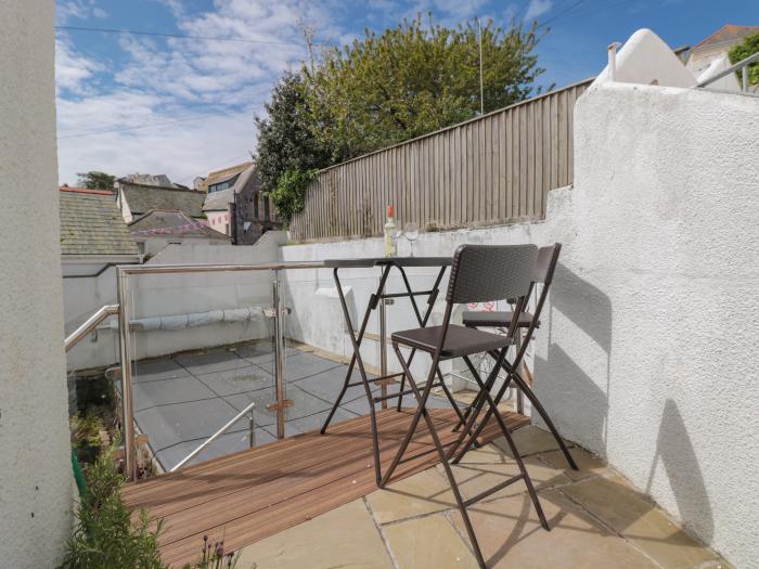 Topside, Salcombe, Devon. Four bedrooms. Swimming pool. Terrace garden. Washing machine. Beach near.