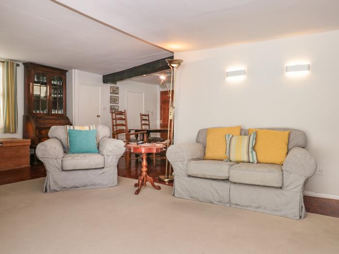 Topside, Salcombe, Devon. Four bedrooms. Swimming pool. Terrace garden. Washing machine. Beach near.