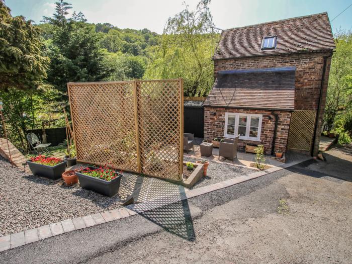 The Office, Ironbridge, Shropshire. Close to a pub, shop and a river. Garden with furniture. Parking