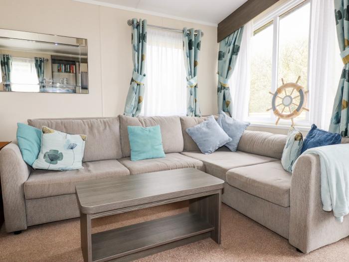 Lake View 10 on Par Sands Park, Cornwall. Dog-friendly, beach nearby, on-site swimming pool, parking