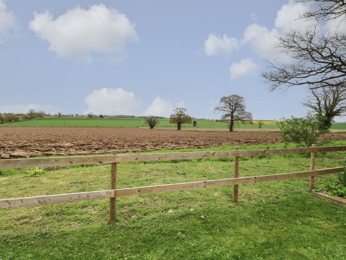 Bee Happy Barn in Beighton near Acle, Norfolk, near a National Park, ground-floor living, farm, 1bed