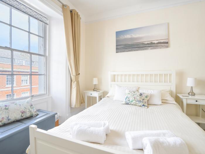 Sublyme, Lyme Regis, Dorset. Second-floor apartment near amenities, attractions and beach. Open-plan