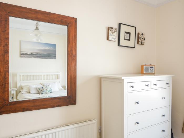 Sublyme, Lyme Regis, Dorset. Second-floor apartment near amenities, attractions and beach. Open-plan