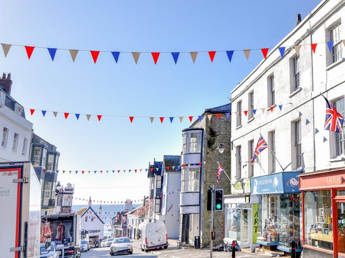 Sublyme, Lyme Regis, Dorset. Second-floor apartment near amenities, attractions and beach. Open-plan