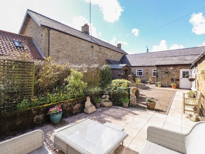 West Farm Cottage, Longhorsley, Northumberland. Woodburning stove, fridge, pet-friendly and parking.