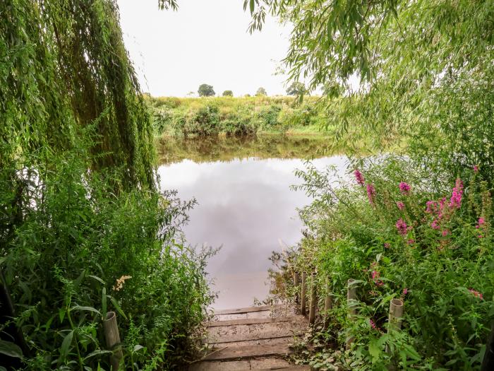 Kingfisher Chalet, Farndon, Cheshire. Raised chalet close to a shop, a pub and a river. Garden. WiFi