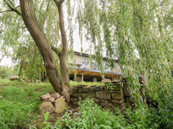 Kingfisher Chalet, Farndon, Cheshire. Raised chalet close to a shop, a pub and a river. Garden. WiFi