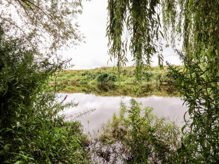 Kingfisher Chalet, Farndon, Cheshire. Raised chalet close to a shop, a pub and a river. Garden. WiFi