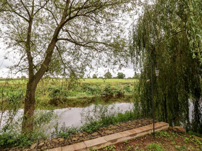 Kingfisher Chalet, Farndon, Cheshire. Raised chalet close to a shop, a pub and a river. Garden. WiFi