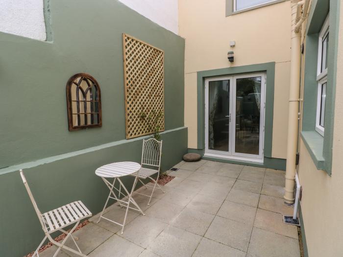 Stones Throw in Tenby, Pembrokeshire. Close to amenities and the beach. One well-behaved dog welcome