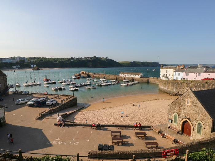 Stones Throw in Tenby, Pembrokeshire. Close to amenities and the beach. One well-behaved dog welcome