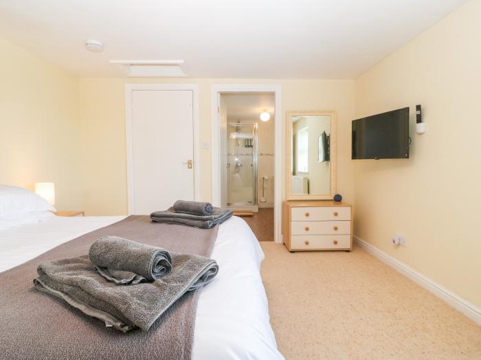 Oak Cottage, Caernarfon, Gwynedd. Sea views. Smart TV. Pet-friendly. Close to beach. Washing machine