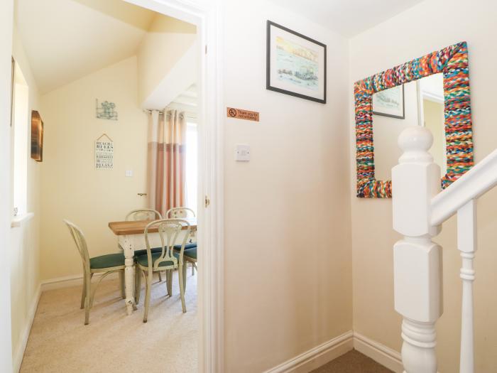 Oak Cottage, Caernarfon, Gwynedd. Sea views. Smart TV. Pet-friendly. Close to beach. Washing machine