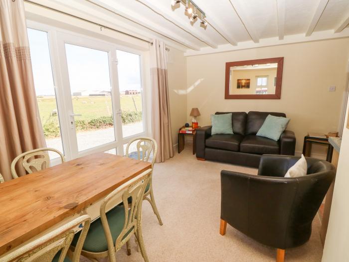 Oak Cottage, Caernarfon, Gwynedd. Sea views. Smart TV. Pet-friendly. Close to beach. Washing machine