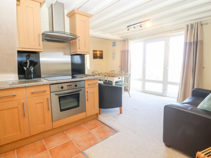 Oak Cottage, Caernarfon, Gwynedd. Sea views. Smart TV. Pet-friendly. Close to beach. Washing machine