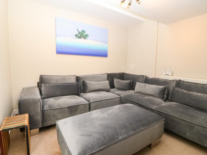 Oak Cottage, Caernarfon, Gwynedd. Sea views. Smart TV. Pet-friendly. Close to beach. Washing machine