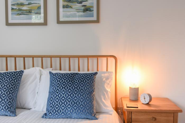 Lyme Zest is in Lyme Regis, Dorset. Ground-floor apartment with sea views. Near beach and amenities.