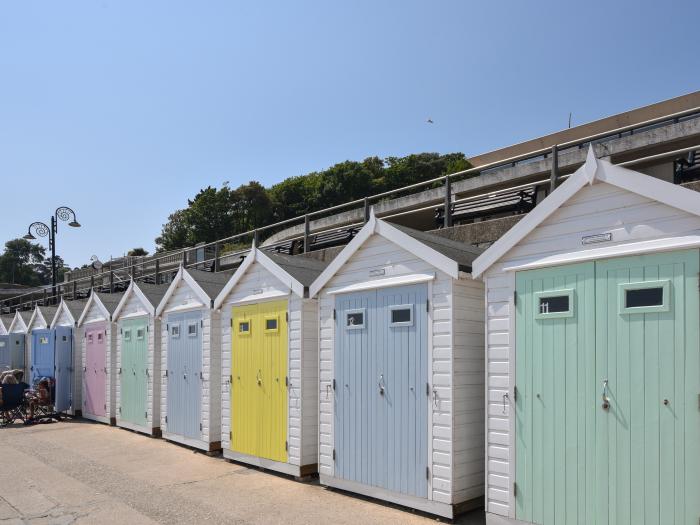 Lyme Zest is in Lyme Regis, Dorset. Ground-floor apartment with sea views. Near beach and amenities.