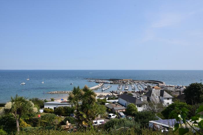 Lyme Zest is in Lyme Regis, Dorset. Ground-floor apartment with sea views. Near beach and amenities.