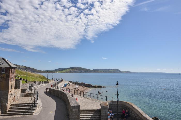 Lyme Zest is in Lyme Regis, Dorset. Ground-floor apartment with sea views. Near beach and amenities.