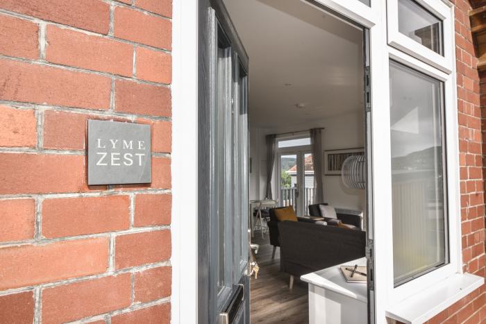 Lyme Zest is in Lyme Regis, Dorset. Ground-floor apartment with sea views. Near beach and amenities.