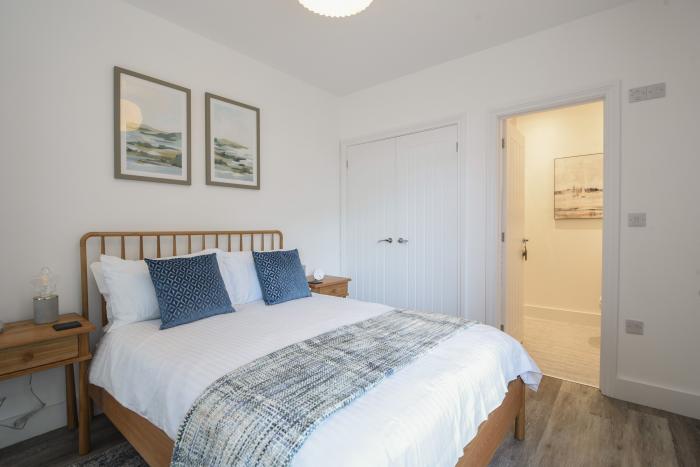 Lyme Zest is in Lyme Regis, Dorset. Ground-floor apartment with sea views. Near beach and amenities.