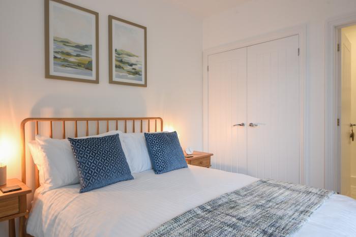 Lyme Zest is in Lyme Regis, Dorset. Ground-floor apartment with sea views. Near beach and amenities.