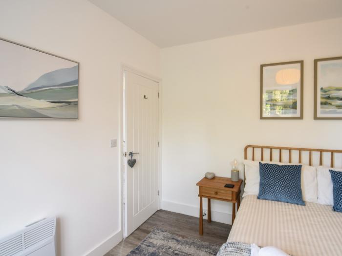 Lyme Zest is in Lyme Regis, Dorset. Ground-floor apartment with sea views. Near beach and amenities.