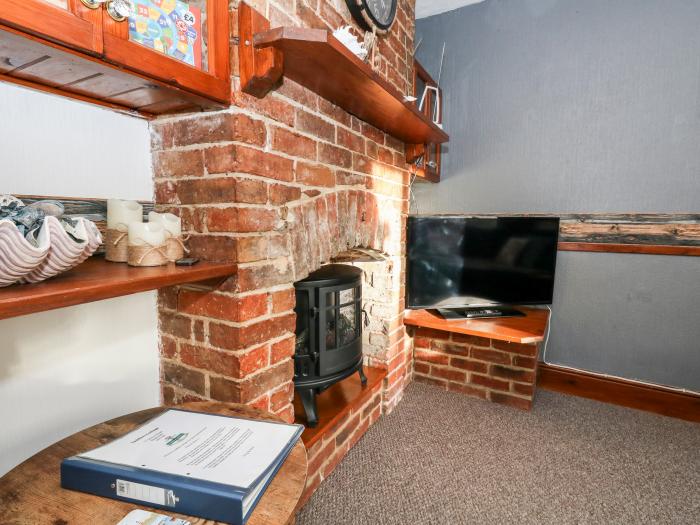 Saddlers Cottage is in Weymouth, Dorset. Two-bedroom home set near amenities and beach. Pet-friendly