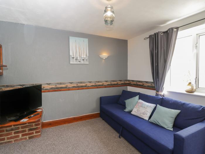 Saddlers Cottage is in Weymouth, Dorset. Two-bedroom home set near amenities and beach. Pet-friendly