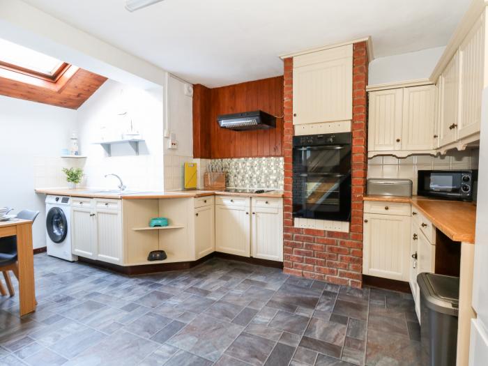 Saddlers Cottage is in Weymouth, Dorset. Two-bedroom home set near amenities and beach. Pet-friendly