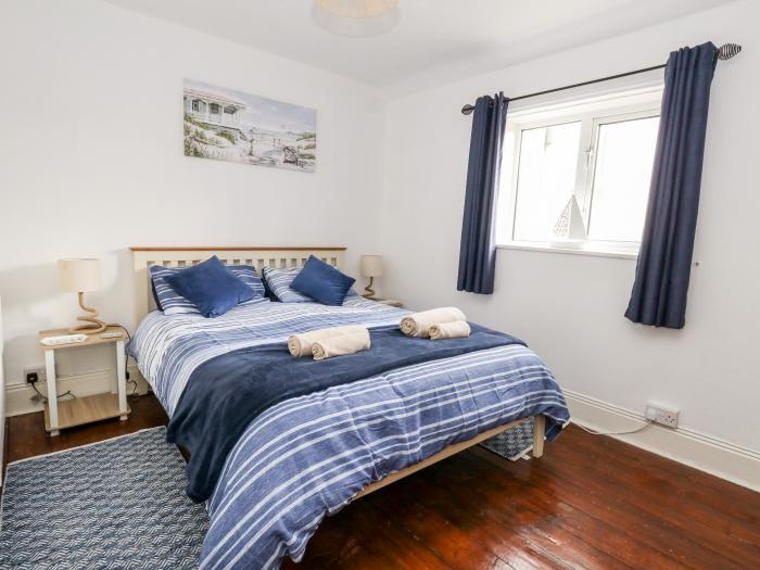 Saddlers Cottage is in Weymouth, Dorset. Two-bedroom home set near amenities and beach. Pet-friendly