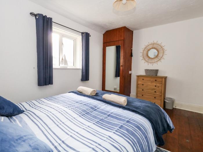 Saddlers Cottage is in Weymouth, Dorset. Two-bedroom home set near amenities and beach. Pet-friendly