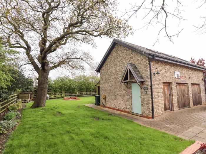 Barn Owl Annex near Bardney, Lincolnshire, off-road parking, pet-free, lawned garden,serene location