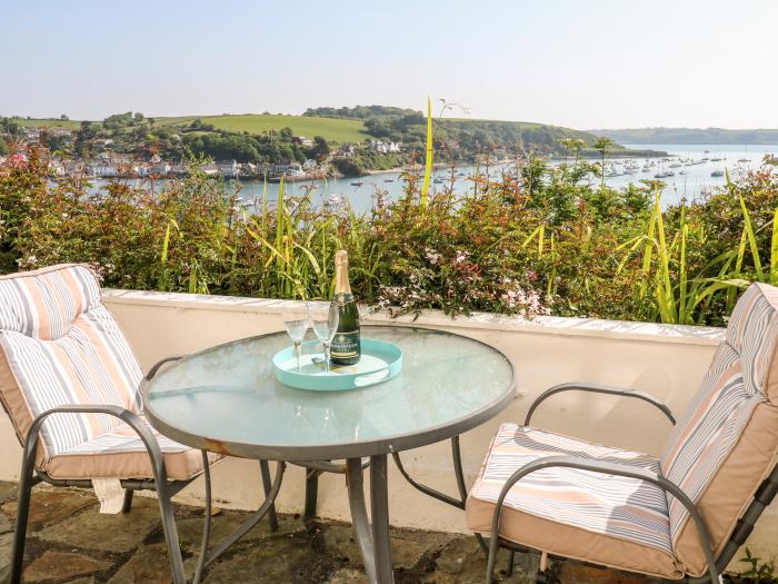 Jasmine Cottage, Falmouth, Cornwall. Woodburning stove. Elevated views. Enclosed garden. 3-bedrooms.