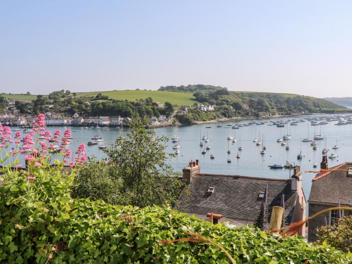 Jasmine Cottage, Falmouth, Cornwall. Woodburning stove. Elevated views. Enclosed garden. 3-bedrooms.