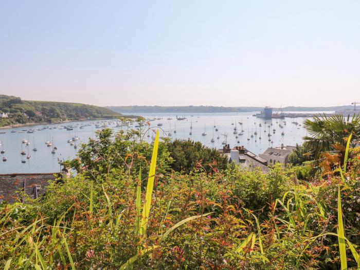 Jasmine Cottage, Falmouth, Cornwall. Woodburning stove. Elevated views. Enclosed garden. 3-bedrooms.