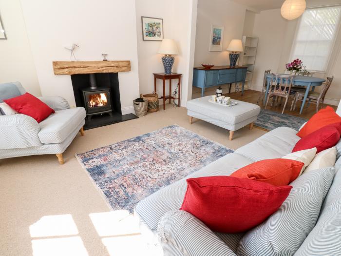 Jasmine Cottage, Falmouth, Cornwall. Woodburning stove. Elevated views. Enclosed garden. 3-bedrooms.