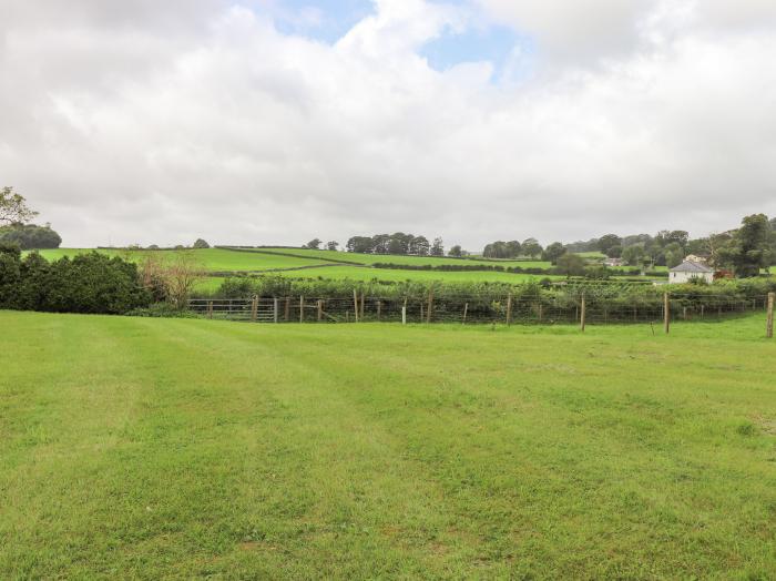 The Gate House is in Levens, Cumbria. Near a National Park. Ground-floor living. Open plan. Smart TV