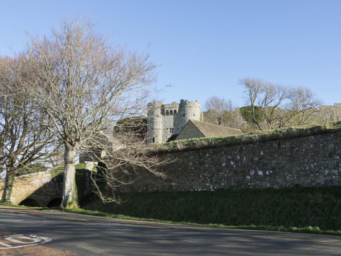 Castle Cottage, Carisbrooke, Isle of Weight. Close to a shop, pub and a castle. Grade II listed. TV.