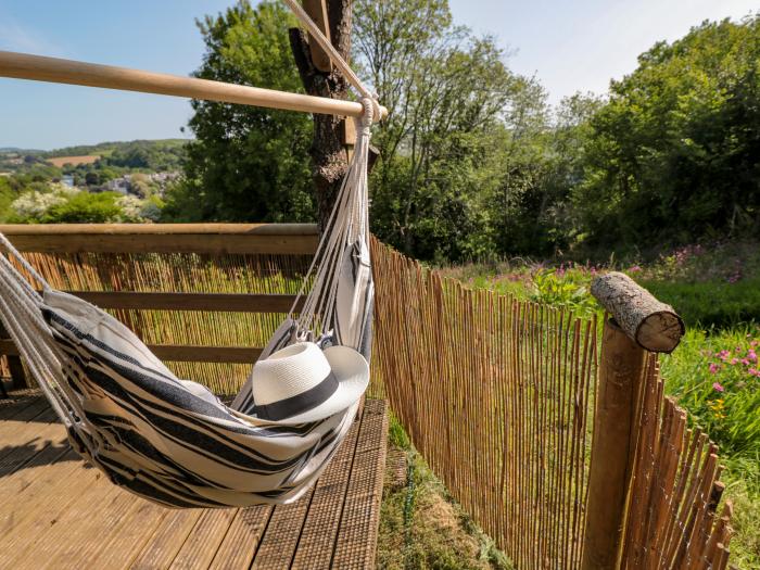 Dart View Hideout, is in Totnes, Devon. Off-road parking. Pet-friendly. Pretty views. Close to shop.