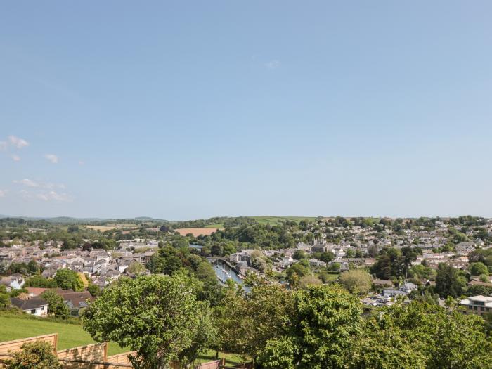 Dart View Hideout, is in Totnes, Devon. Off-road parking. Pet-friendly. Pretty views. Close to shop.