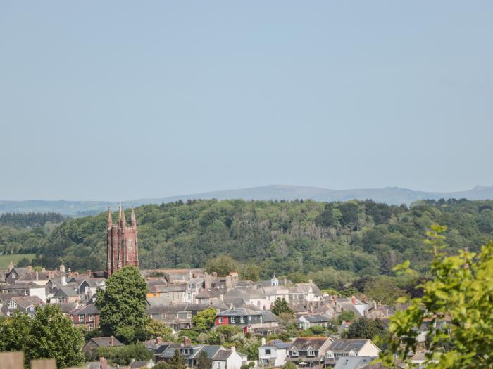 Dart View Hideout, is in Totnes, Devon. Off-road parking. Pet-friendly. Pretty views. Close to shop.